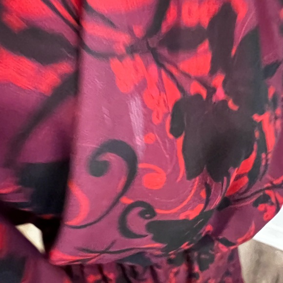 Chic Long Sleeve Floral Dress in Red and Black - Picture 7 of 16